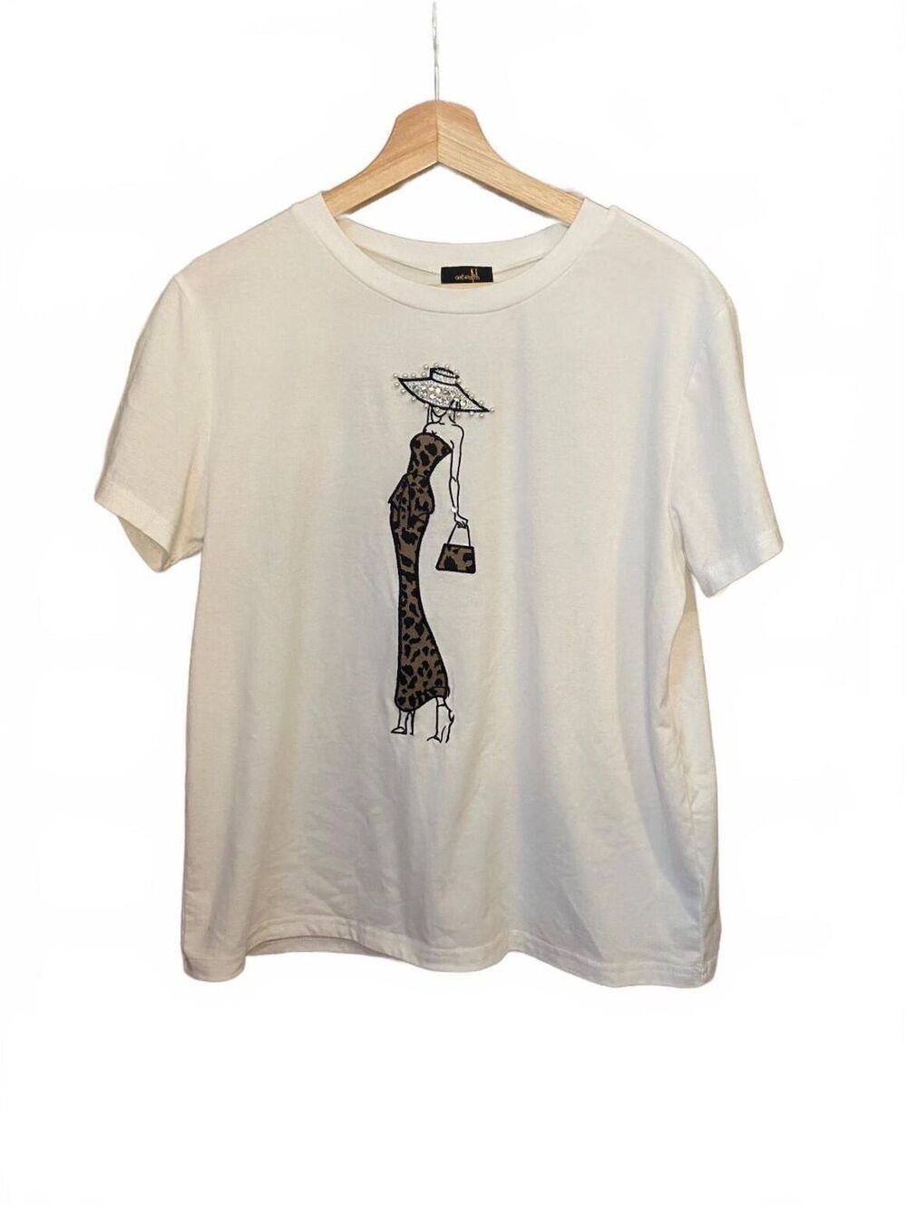 ontWeIth White T-Shirt with Embellished Fashion Lady Design, Size XL